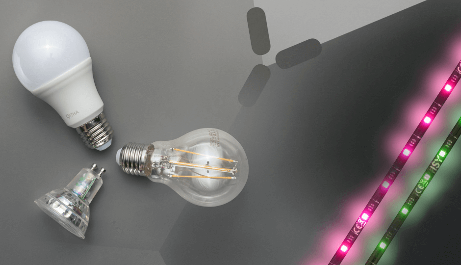 Vy ovanifrån över tre olika glödlampor, invid två färgglada LED-lister, alla produkter av märket ISY, mot grå bakgrund 